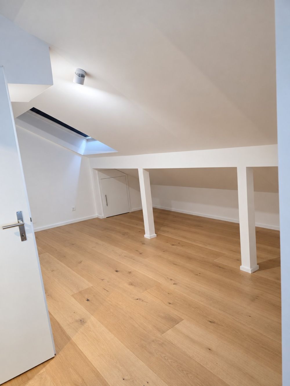 Erstbezug nach Sanierung: Charmante 2.5-Zimmer-Dachwohnung in Dübendorf - Bild 3