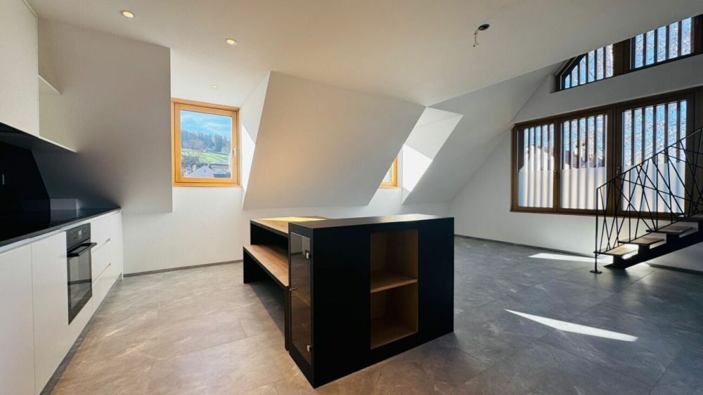 Helle, moderne 3½-Zimmer-Maisonettewohnung mit Wintergarten an idealer Lage in Itingen - Küche