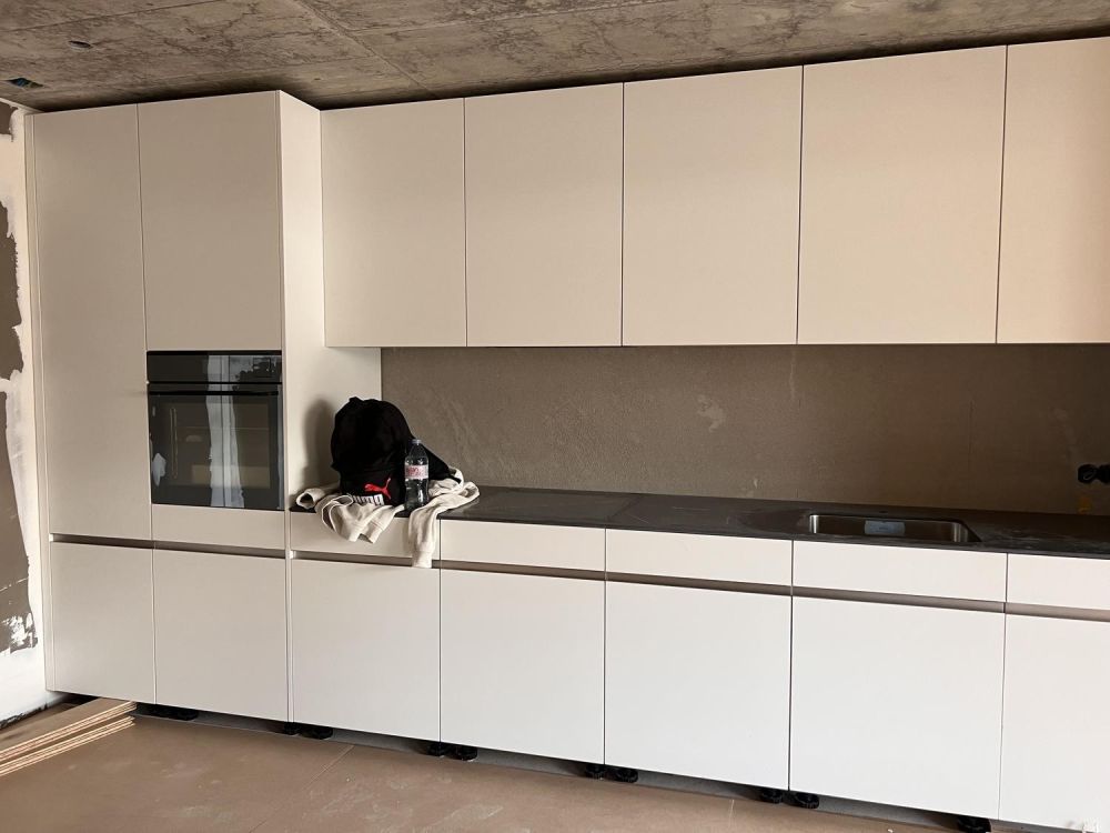 Erstvermietung | Moderne 3.5-Zimmer-Wohnung mit zwei Aussenbereichen & Einstellhallenplatz inklusive - Küche