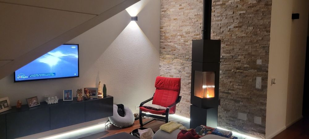 Helles WG-Zimmer in 4.5-Zimmer-Dachwohnung in ruhiger, grüner Umgebung - Bild 1