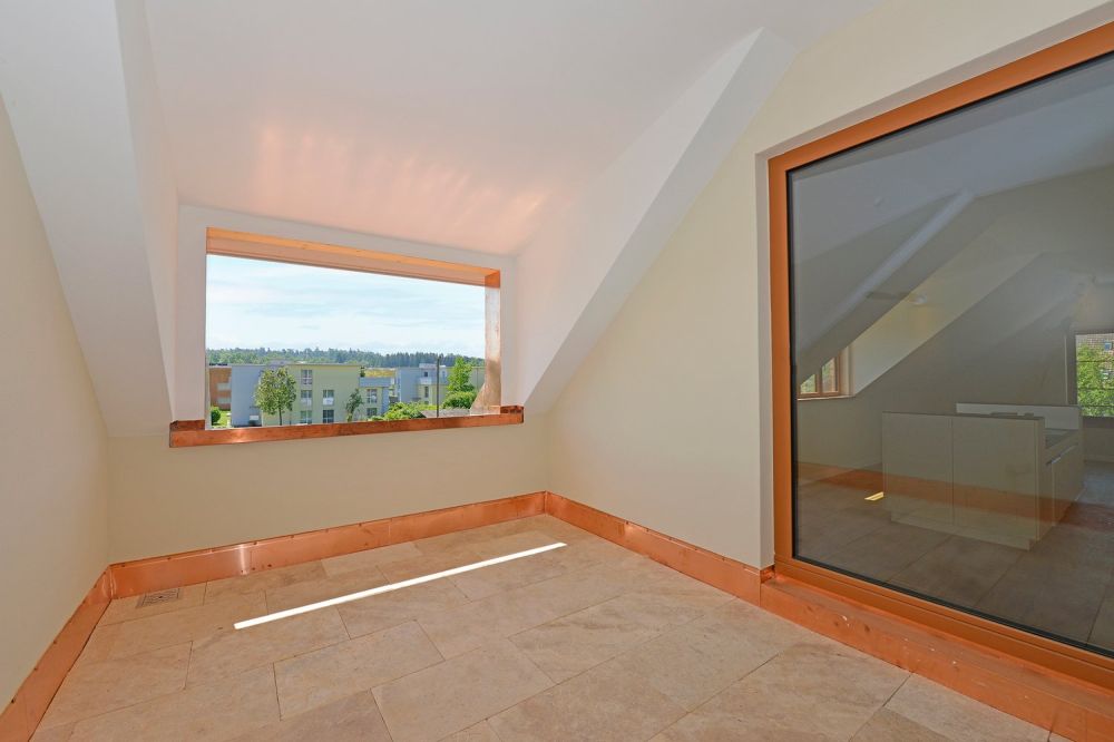 Hochwertige 3.5 Zimmer-Maisonette-Dachwohnung (100m²+) in Bassersdorf - Loggia