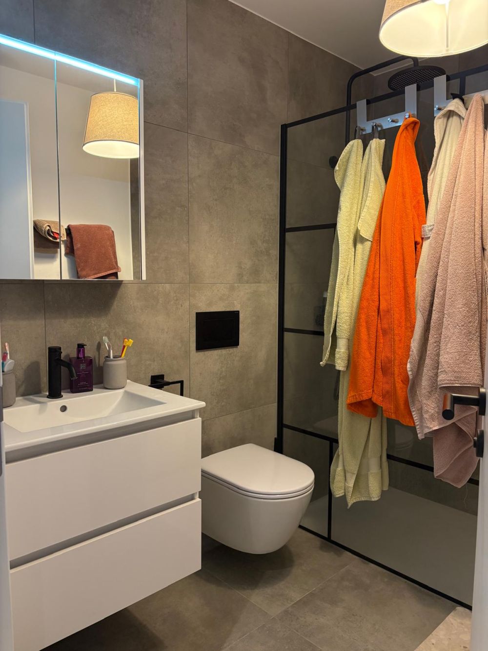 Moderne 2.5-Zimmer-Wohnung mit Balkon und Garage in Menzingen - Bild 8