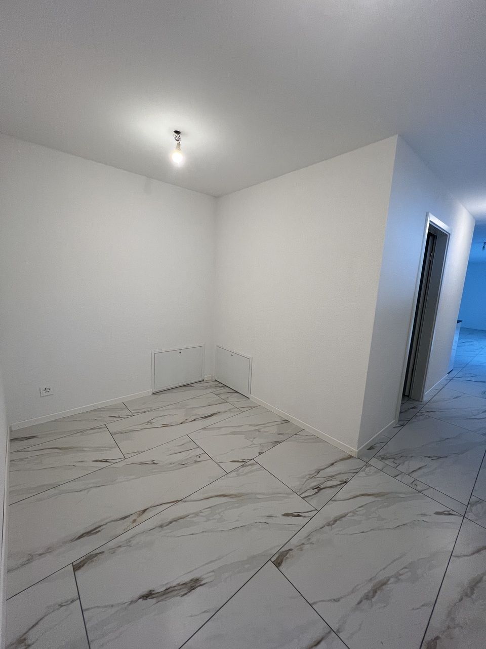 À LOUER - Nouveau 2.5 pièces au rez avec grande terrasse privative. - COIN BUREAU