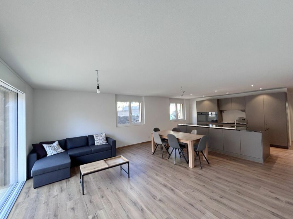 5.5-Zi. Doppeleinfamilienhaus - Ihr Wohntraum für die ganze Familie! - offener Wohn- und Essbereich (Möblierung als Beispiel)