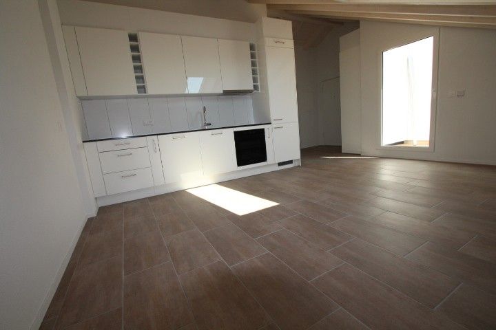 Frisch erstellte helle moderne 3.5 Zimmer Dach Wohnung an sehr zentraler Lage. - Bild 12