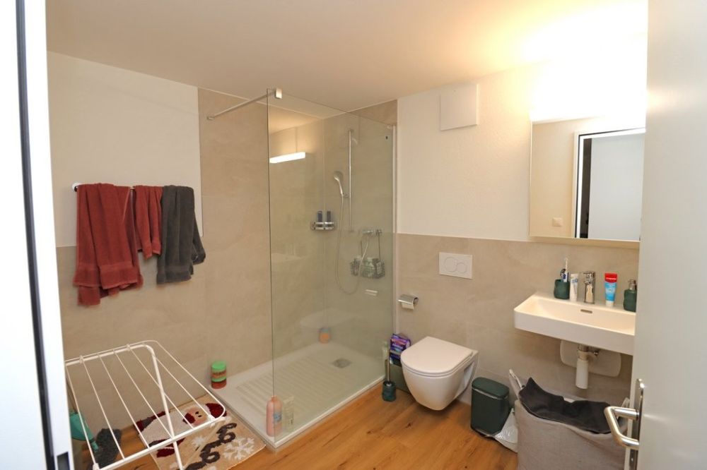 Moderne 3.5-Zimmer-Wohnung an zentraler Lage in Rüti - Badezimmer.jpg