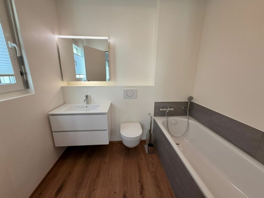 Erstbezug: sonnige 3.5 Zimmer-Wohnung mit Aussicht an ruhiger Lage - Badzimmer mit Badewanne