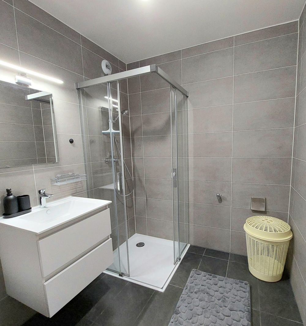 Très bel appartement de 2,5 pièces, entièrement meublé, à louer à moyen ou long terme. - Bild 11