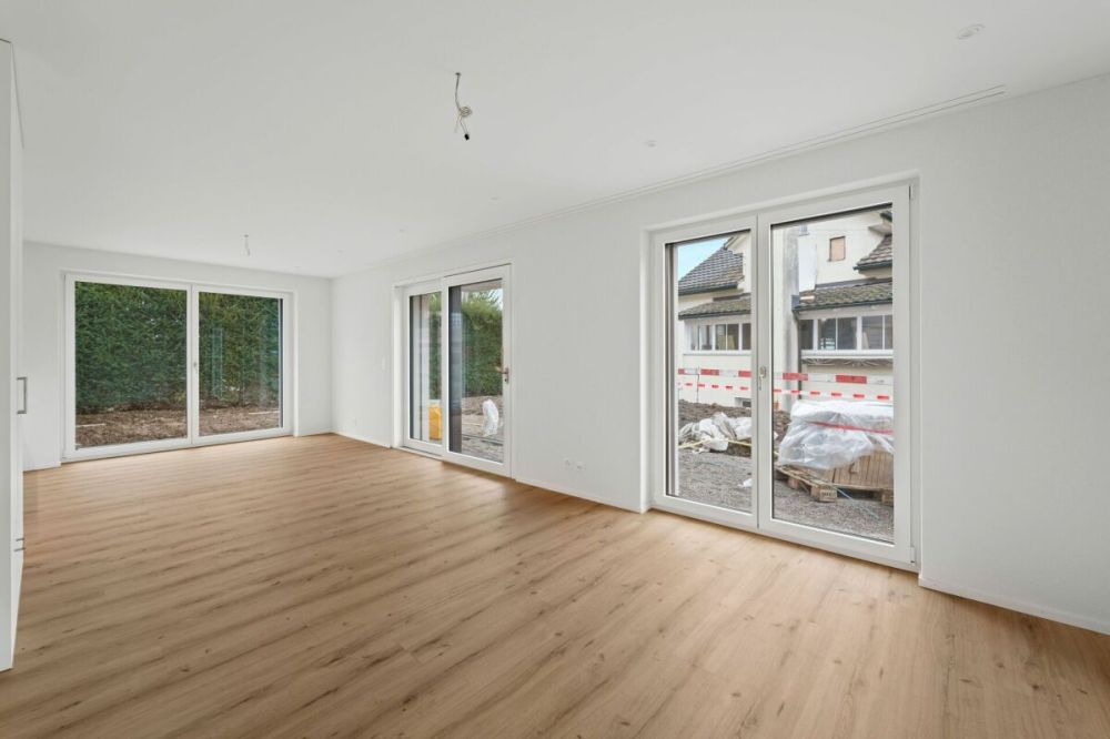 Erstbezug 5,5 Zimmer-Doppeleinfamilienhaus - Wohn-/Essbereich mit Zugang Terasse