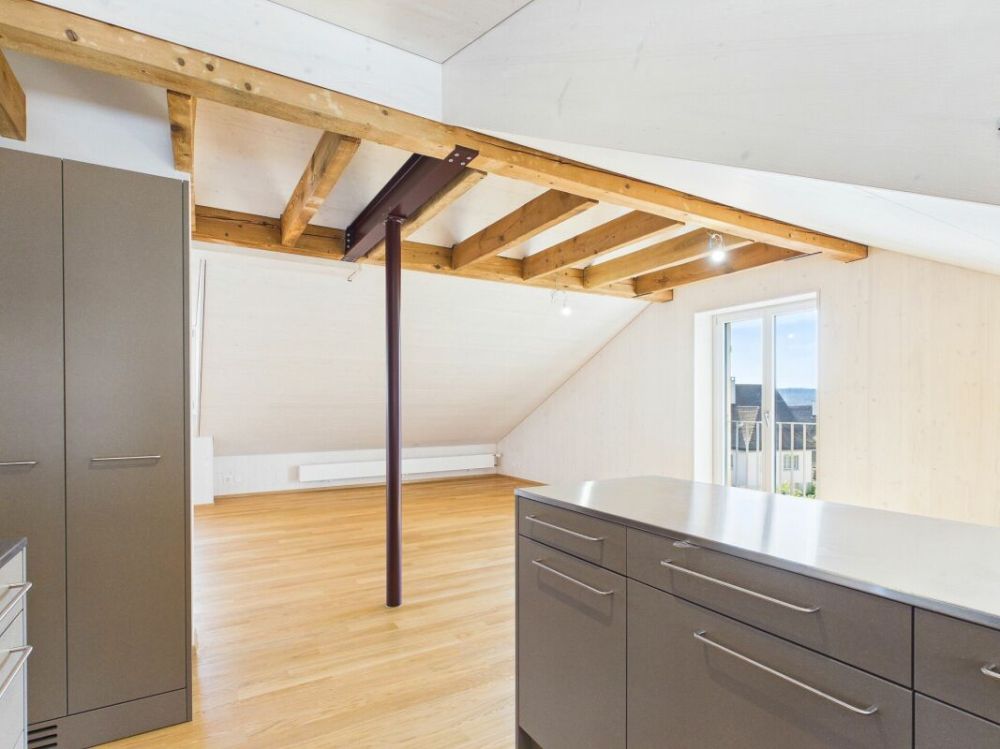 Sehr grosszügige, lichtdurchflutete, frisch renovierte Dachwohnung - Bild 5