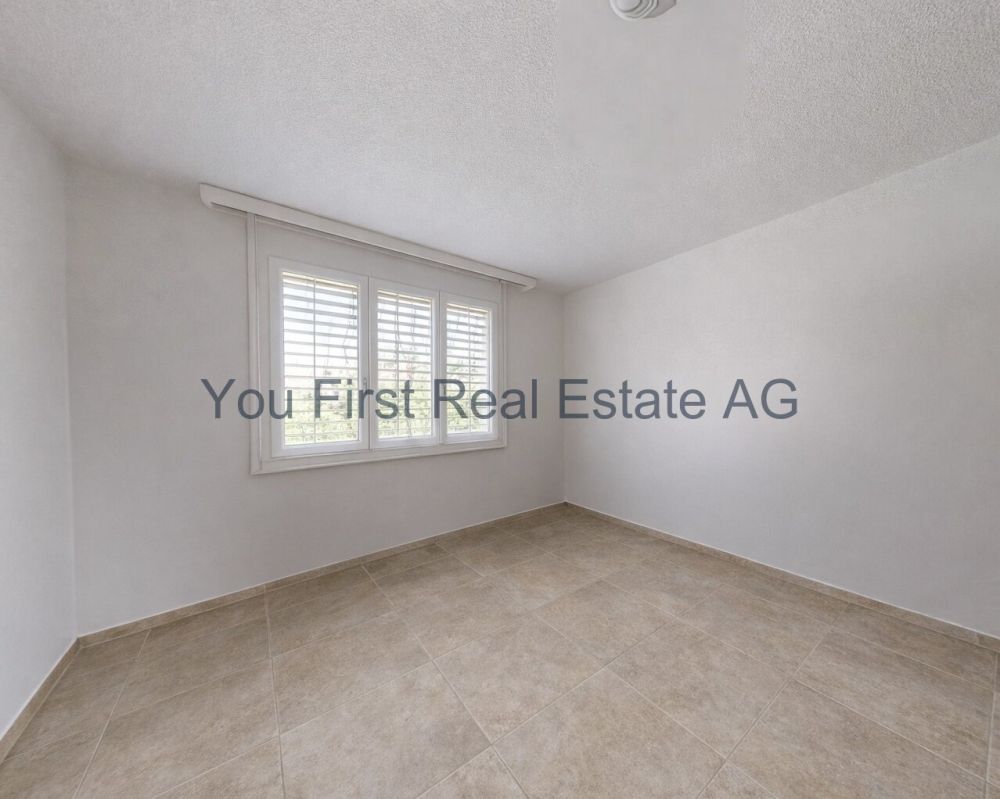 Stilvoll renovierte 3.5-Zimmerwohnung im Erstbezug mit Balkon und Gar - Helles Zimmer mit Fensterfront und Jalousien