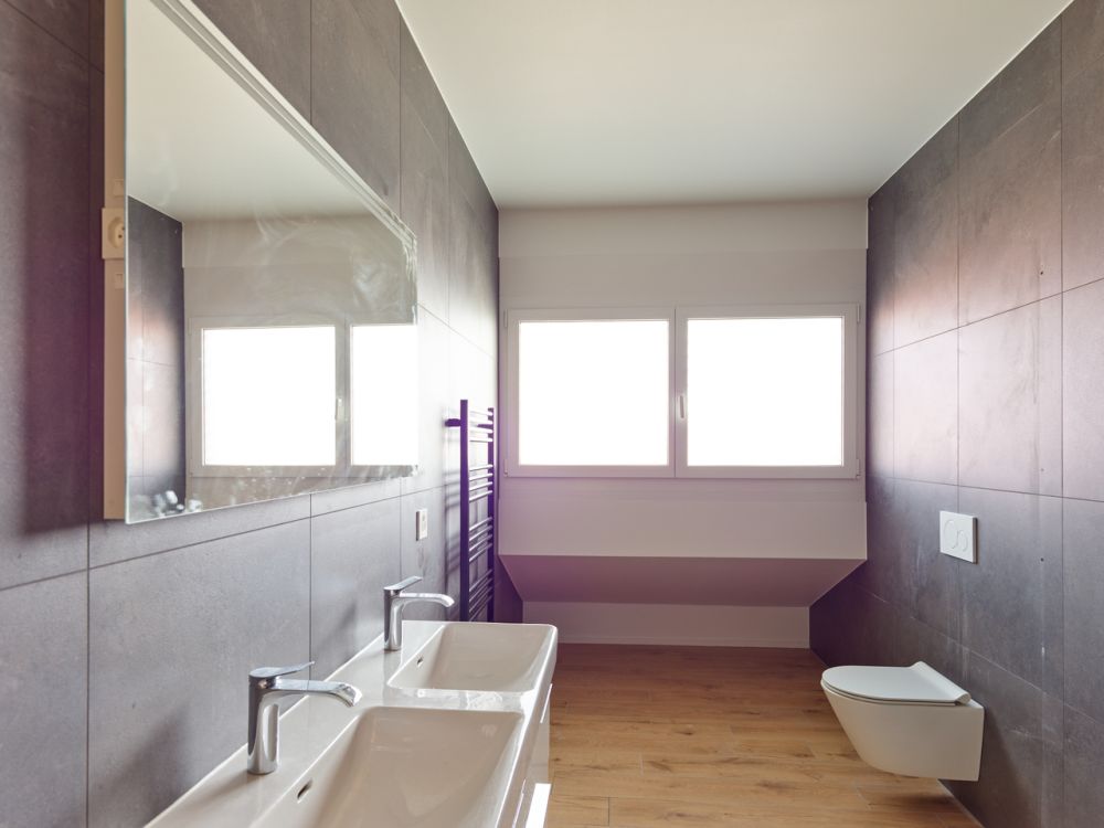 Luxueux 2.5 mansardé, grande baie vitrée sur balcon couvert - Bild 5