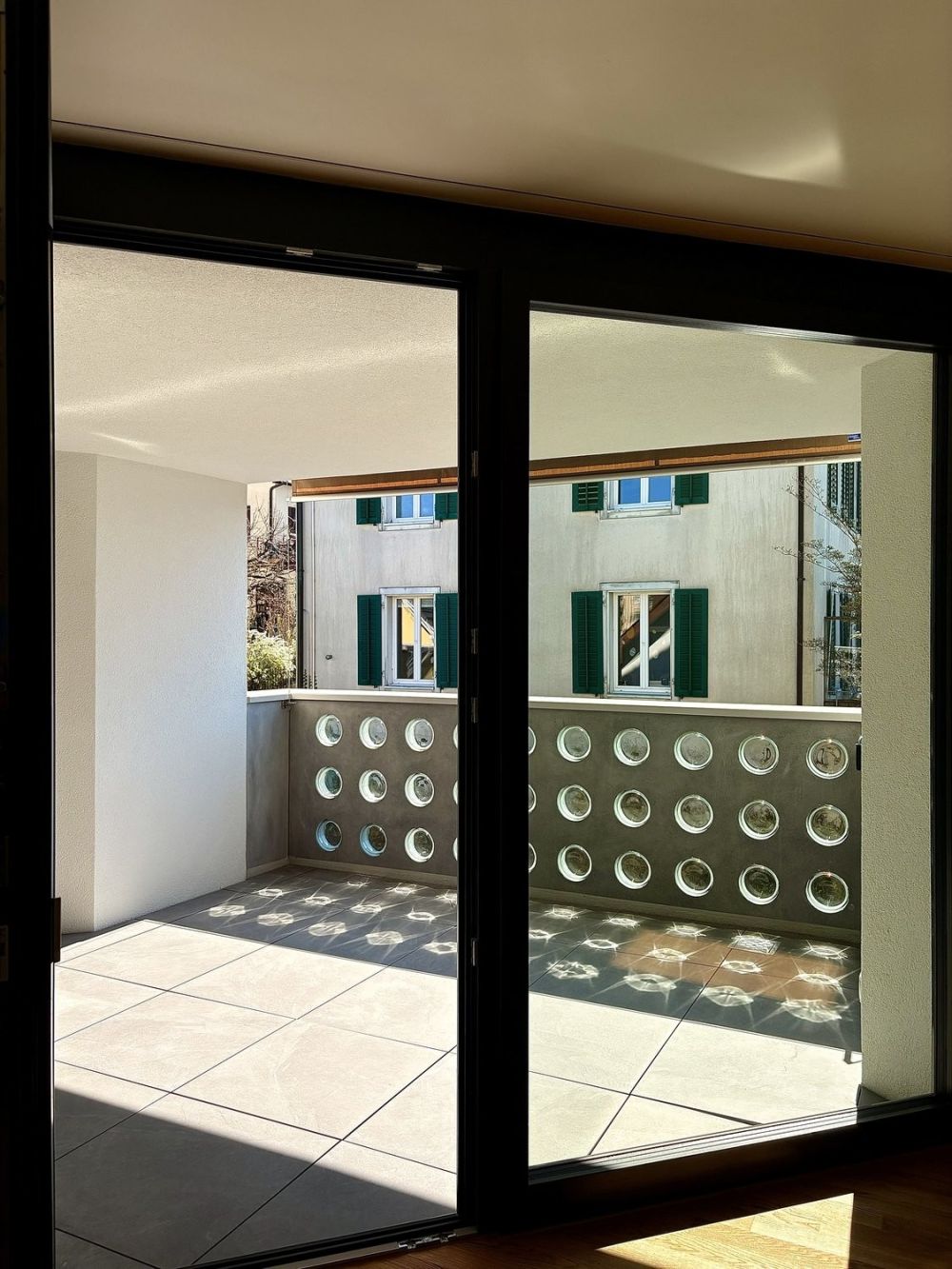 3.5 Zimmerwohnung direkt am Bahnhof Rüti - C6_3.5-ZWG_Dorfstrasse-68_Balkon-(2)