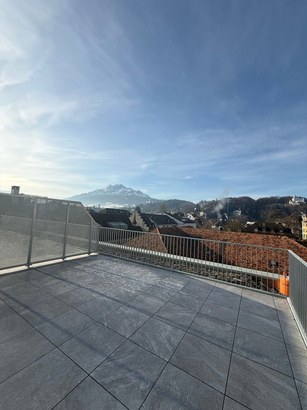 2.5-Zimmer-Attikawohnung mit 2 Terrassen und fantastischer Aussicht - Bild 1