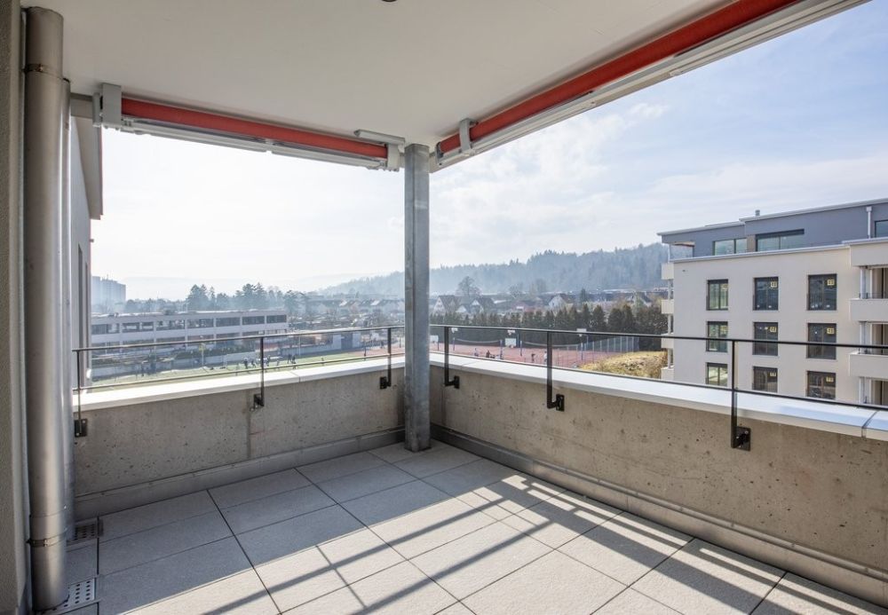 Grosszügige, helle Wohnung mit Balkon und eigener Waschküche - Balkon
