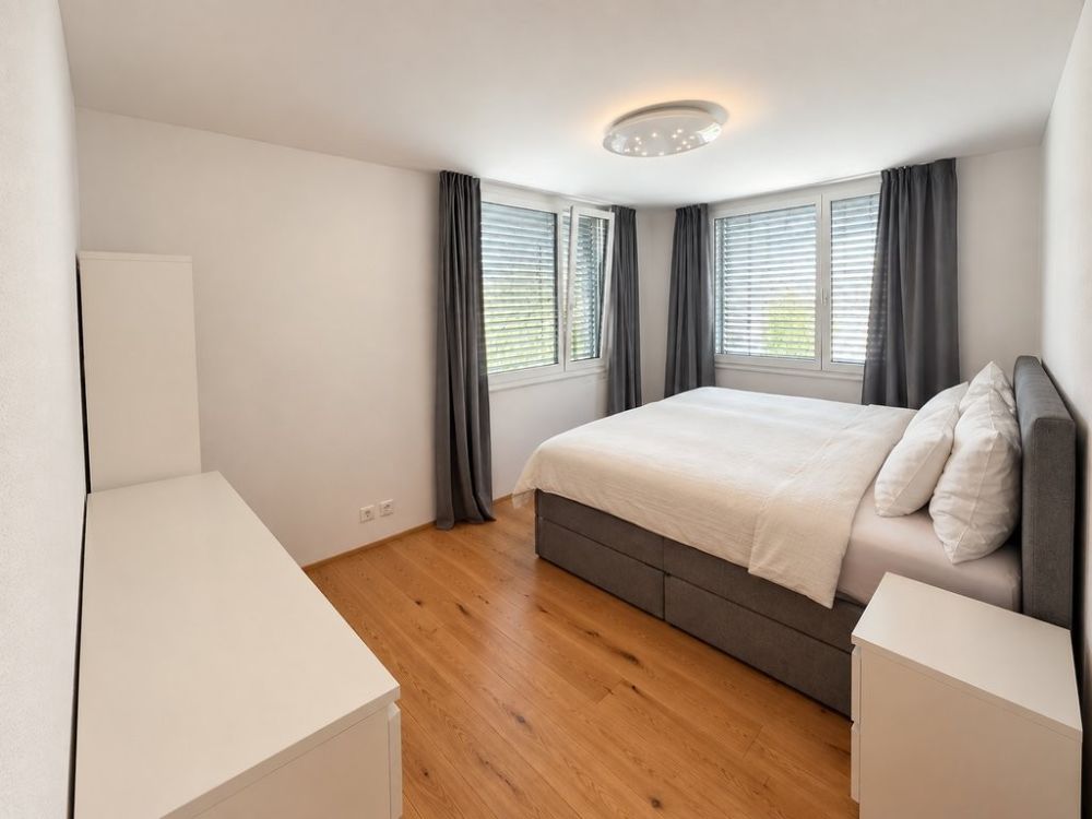 Moderne 4.5-Zimmer-Wohnung beim Bahnhof Cazis - Schlafzimmer.png