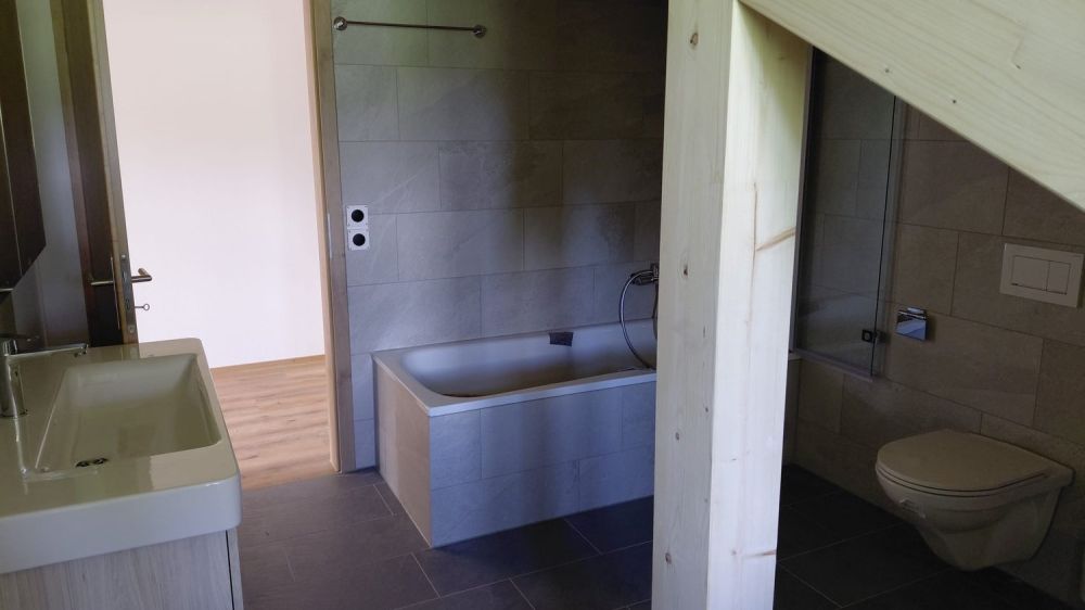 3 1/2 Zimmer Dachwohnung mit Topaussicht auf See und Berge - Bild 13