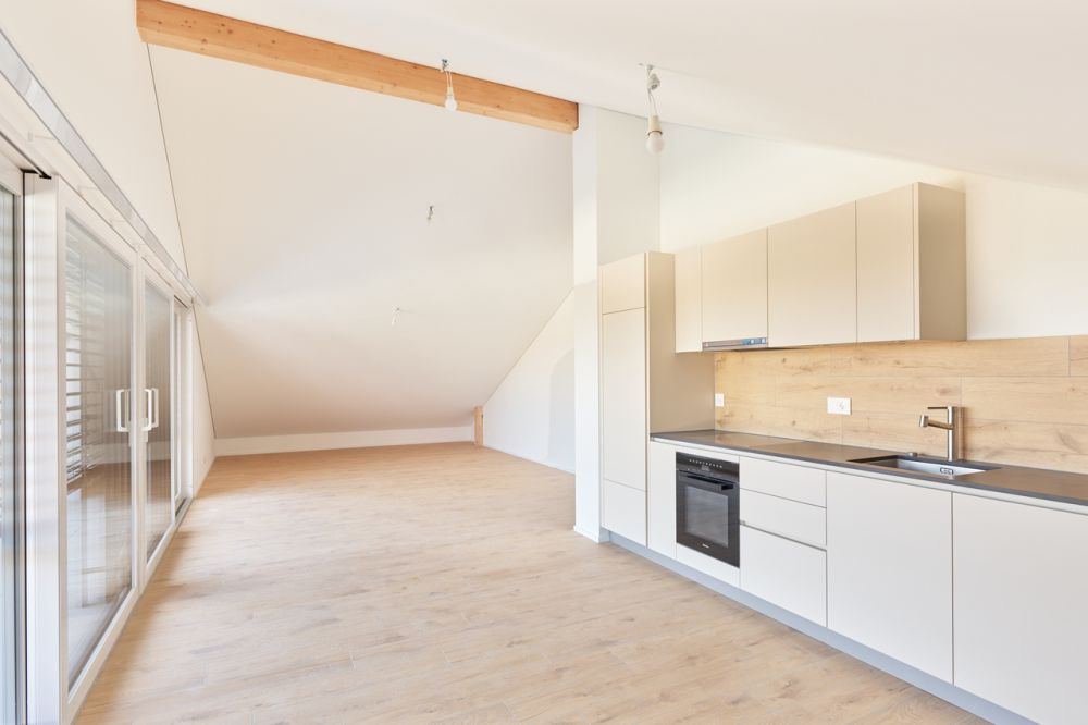 Luxueux 2.5 mansardé, grande baie vitrée sur balcon couvert - Bild 1