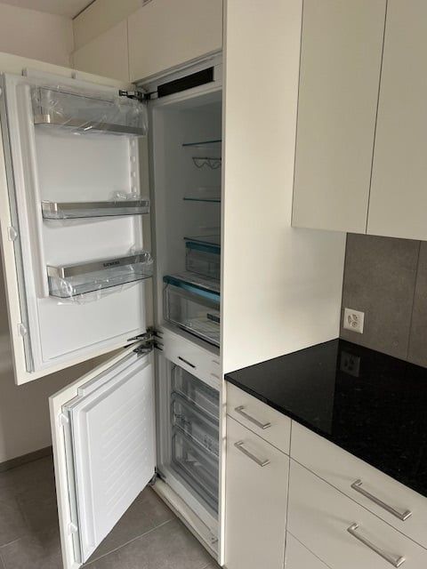 Erstvermietung nach Totalsanierung – Exklusiver Wohnkomfort - Küche mit Kühlschrank