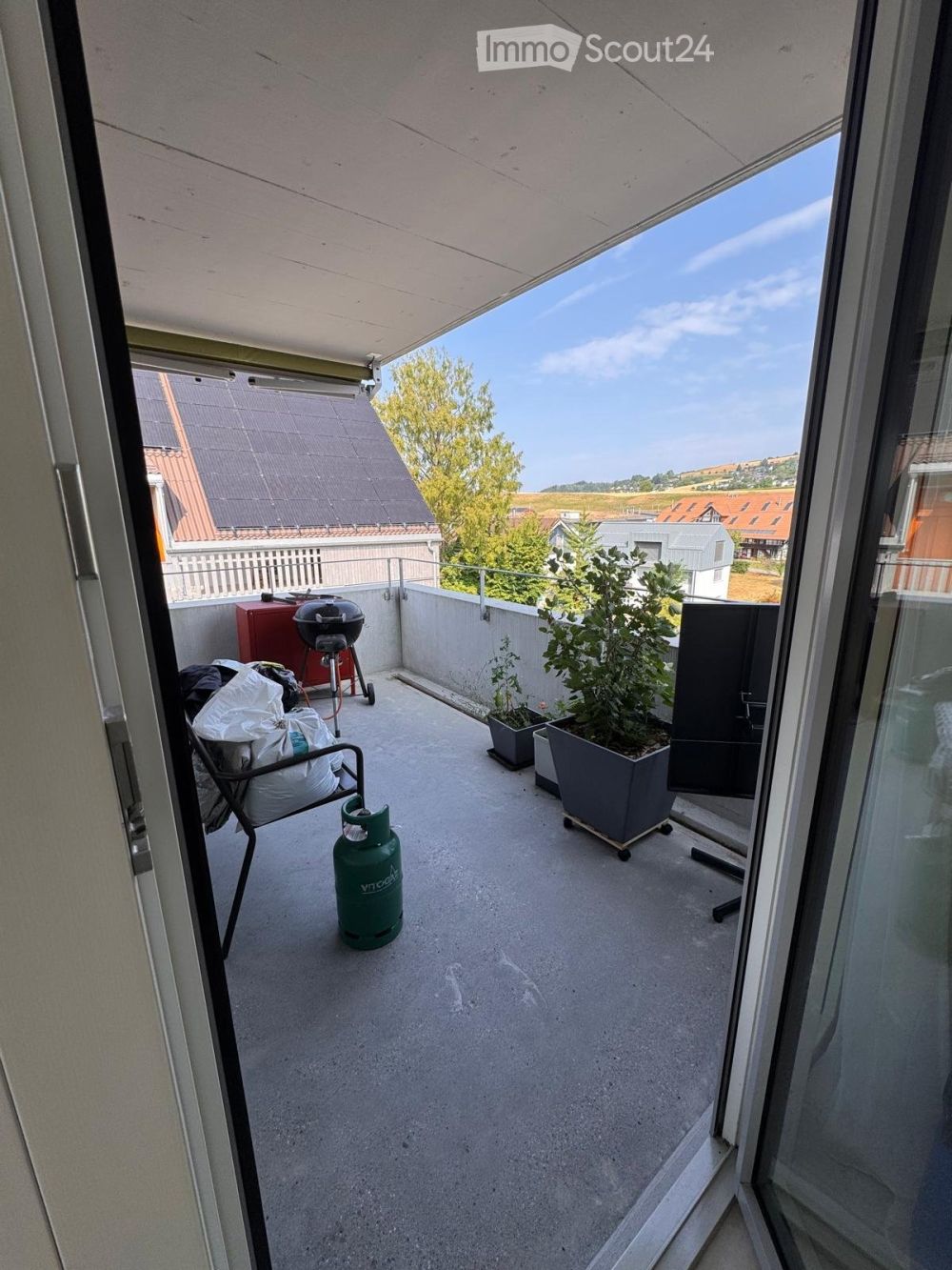 Helle 3.5-Zi.-Neubauwohnung mit grosszügigen Aussenflächen und überbreitem ESH-Parkplatz - Bild 3