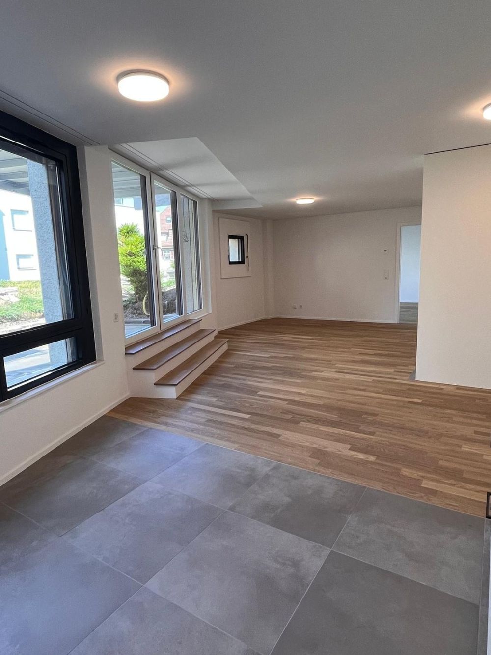 Erstvermietung im Herzen von Lyss - Wohnzimmer