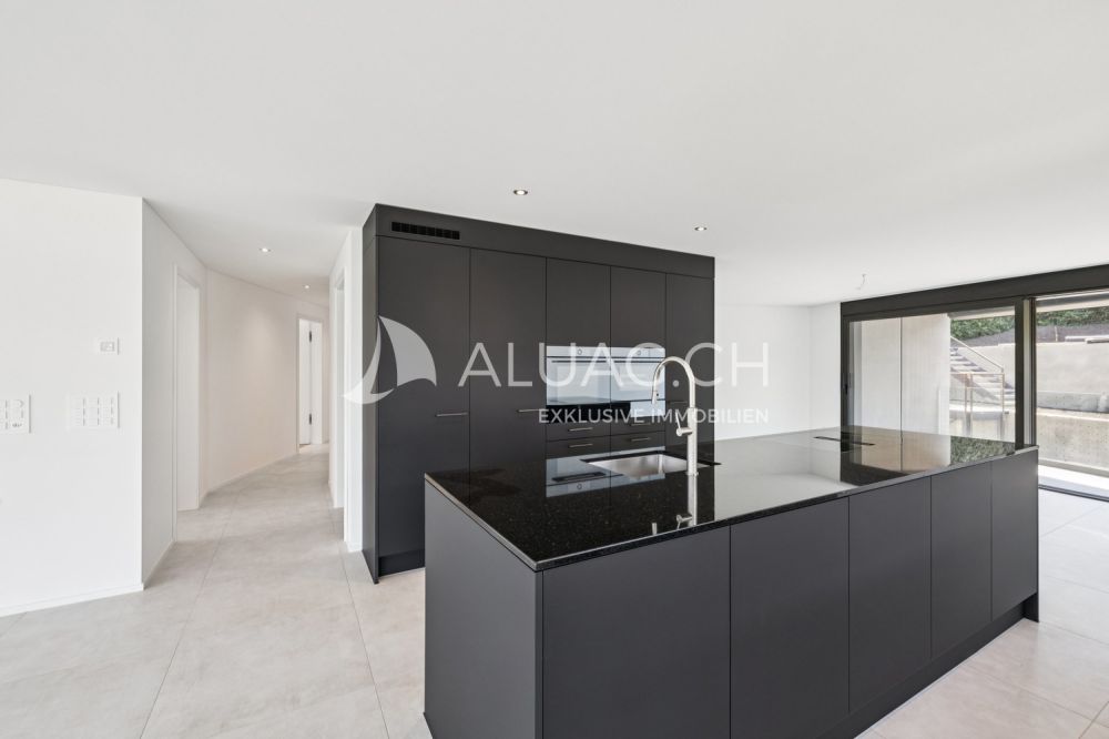 EXKLUSIVE 5.5-ZIMMER-WOHNUNG - Zeitlos elegante Küche in mattem Schwarz, kombiniert mit hochwertigen V-ZUG Geräten auf höchsten Standard