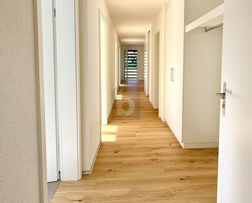 HOCHWERTIG UND LICHTDURCHFLUTET - ZUM ERSTBEZUG - Bild 2