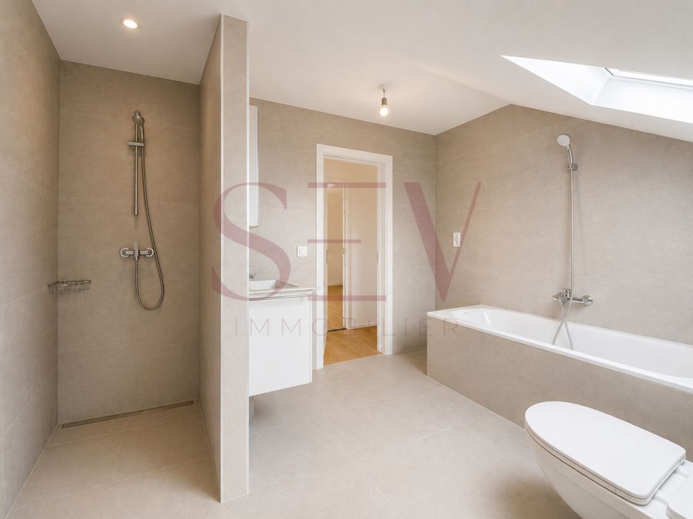 PORTES OUVERTES, Superbe appartement traversant de 4.5 pièces - Salle de bains avec douche