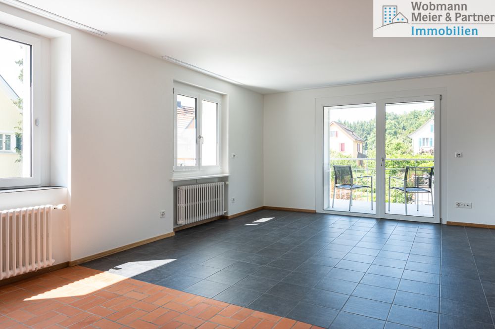 Grosszügige und ruhige Wohnung in der Nähe zum Bahnhof Effretikon - Grosser Wohn-Essbereich mit Balkonzugang
