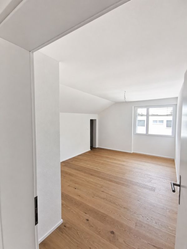 Frisch renovierte Dachwohnung nach umfassender Liegenschaftssanierung - Bild 6