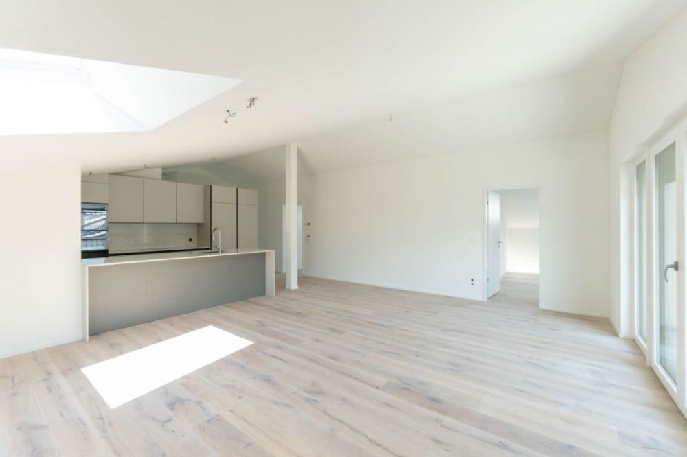 Helle, neue luxuriöse 3½ Zimmer Wohnung (E7) im DG mit grossem Balkon - Bild 8
