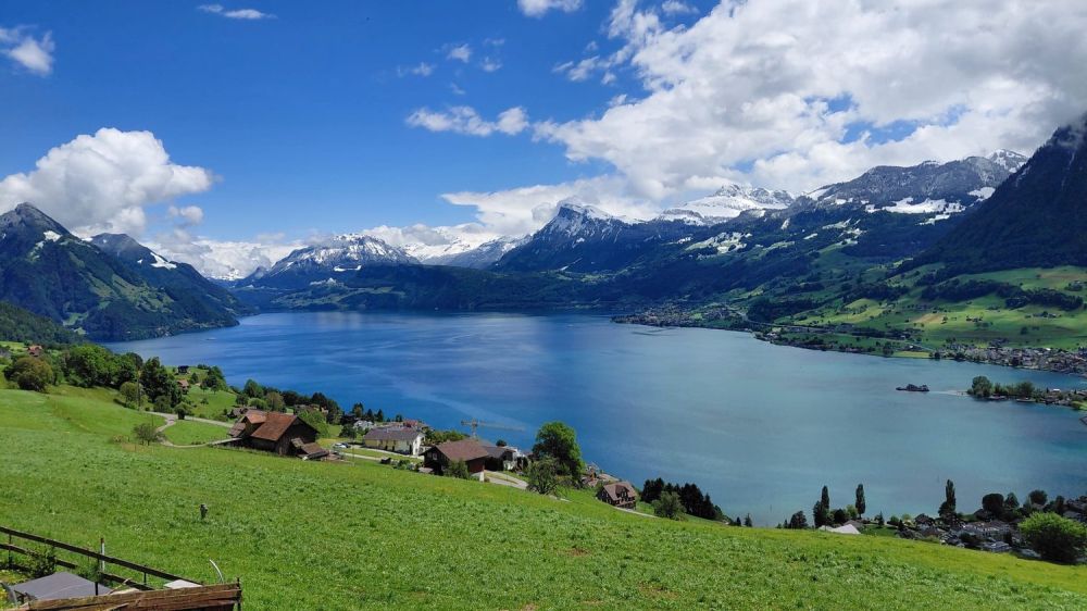 3 1/2 Zimmer Dachwohnung mit Topaussicht auf See und Berge - Bild 1