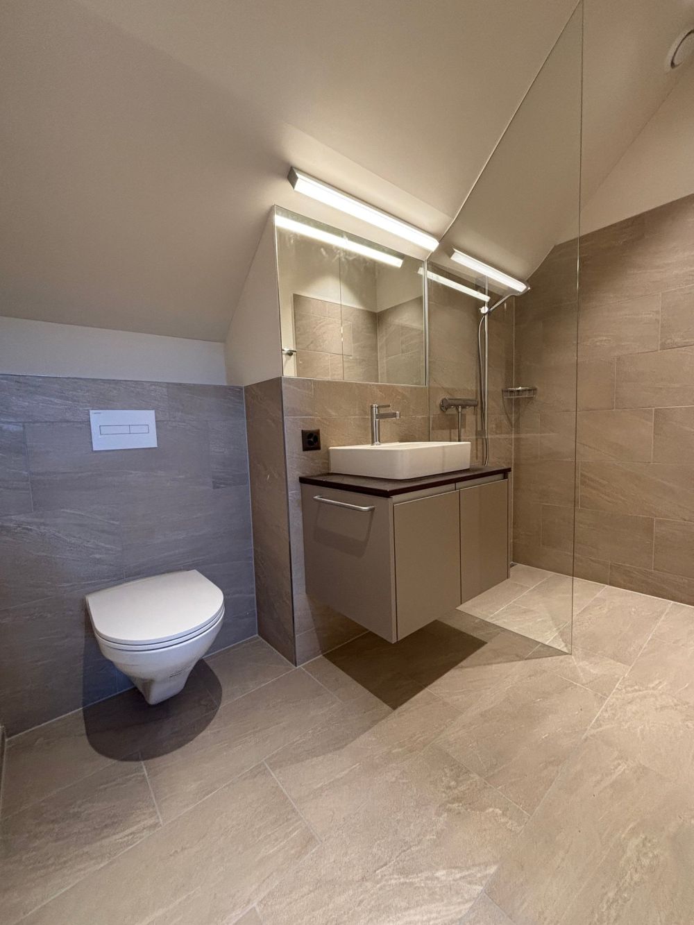 Moderne Neubau 4.5-Zimmer-Maisonette-Wohnung in naturnaher Lage - Bild 5