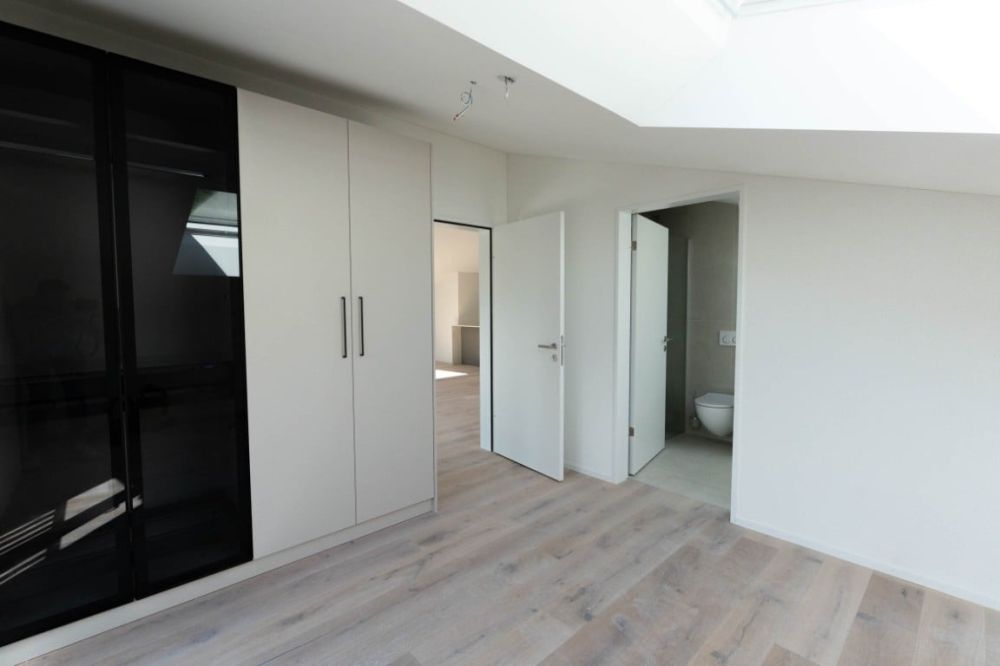 Helle, neue luxuriöse 3½ Zimmer Wohnung (E7) im DG mit grossem Balkon - Bild 11