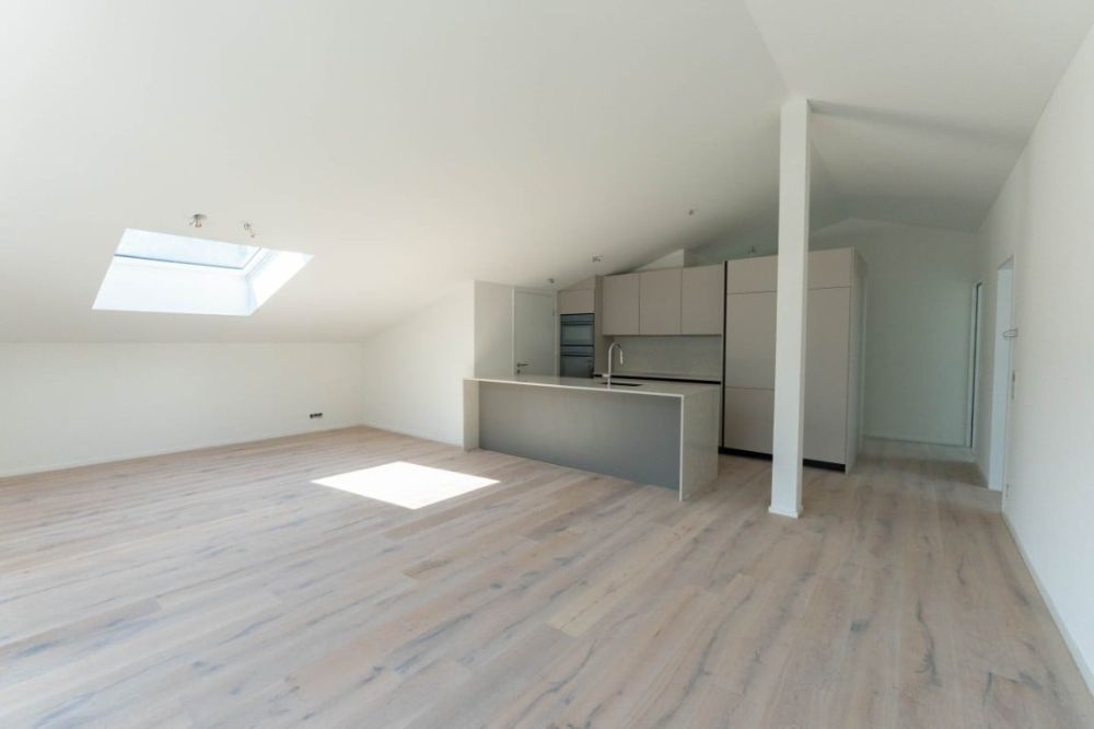 Helle, neue luxuriöse 3½ Zimmer Wohnung (E7) im DG mit grossem Balkon - Bild 7