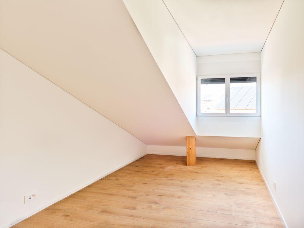 Luxueux 2.5 mansardé, grande baie vitrée sur balcon couvert - Bild 4