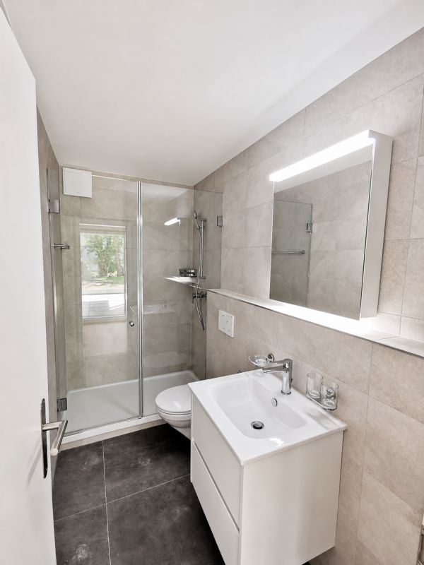 Neu renovierte 2.5-Zimmer-Wohnung mit privatem Sitzplatz - Bild 7