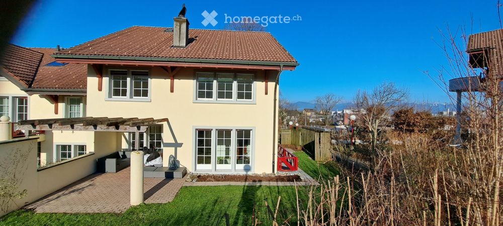 Grosszügiges 6-Zimmer-Reihenhaus mit Garten und 2 Garagenplätze in Altendorf - Bild 1