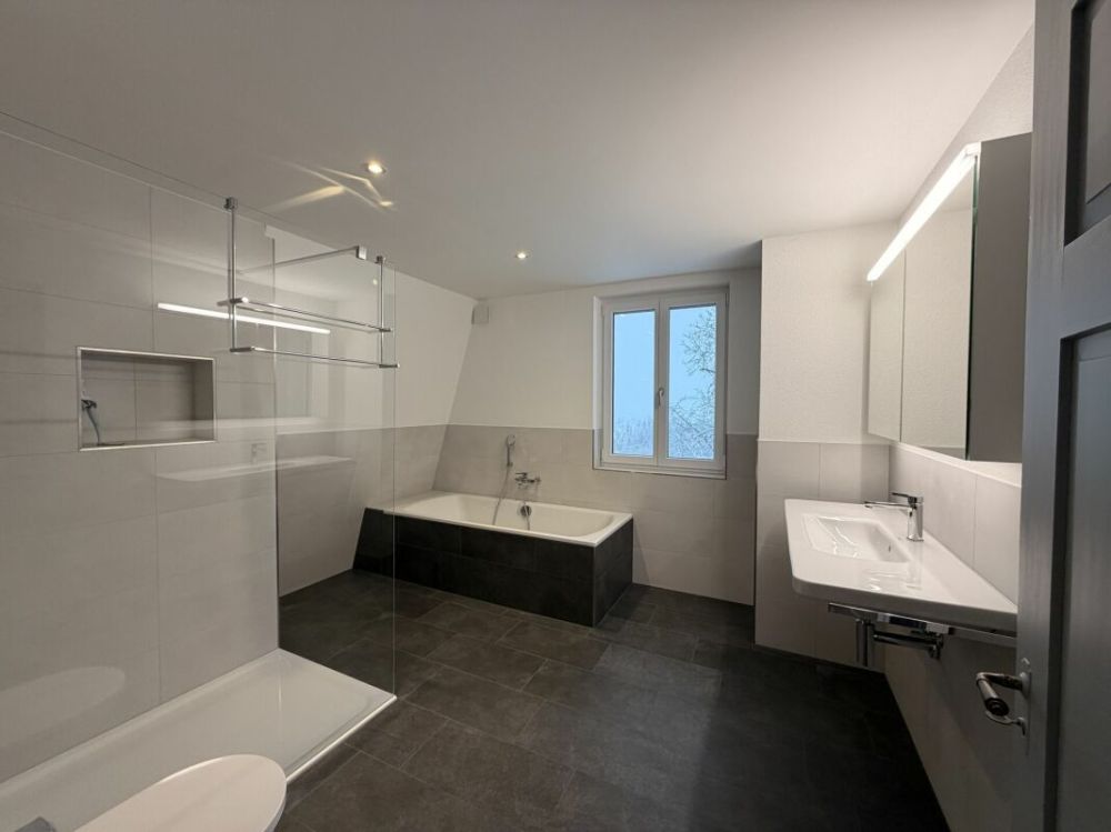 traumhaftes 5.5 Zimmer Einfamilienhaus an ruhiger Lage zu vermieten - Badezimmer mit Badewanne- und Dusche