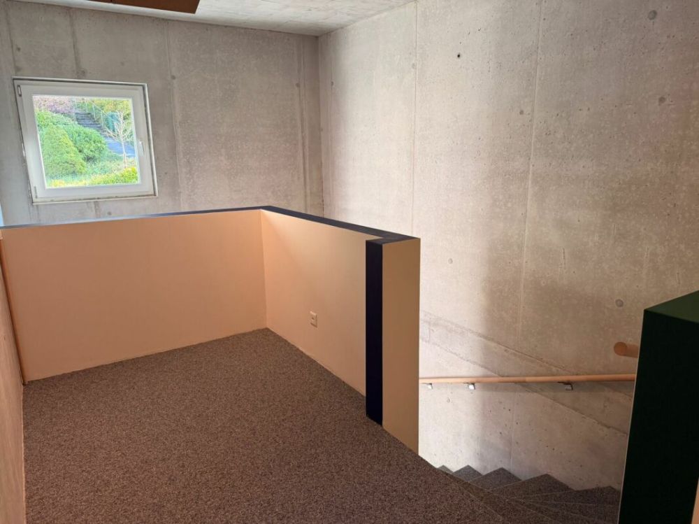 Erstbezug: sonnige 3.5 Zimmer-Wohnung mit Aussicht an ruhiger Lage - offenes Treppenhaus