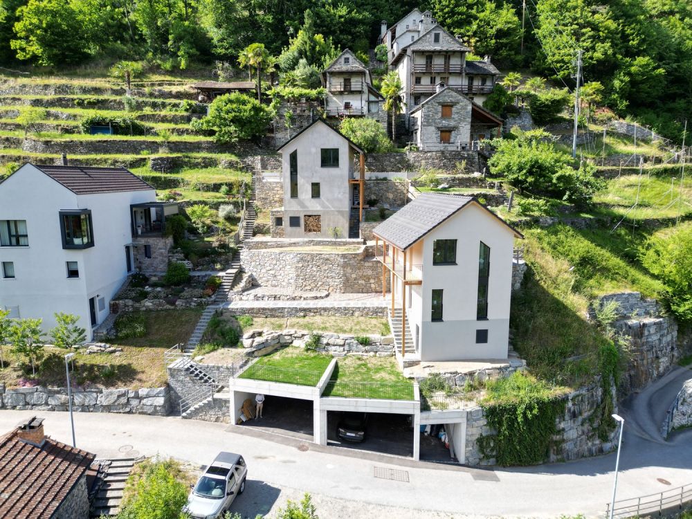 Casa unifamiliare con terreno e posti auto coperti - Bild 1