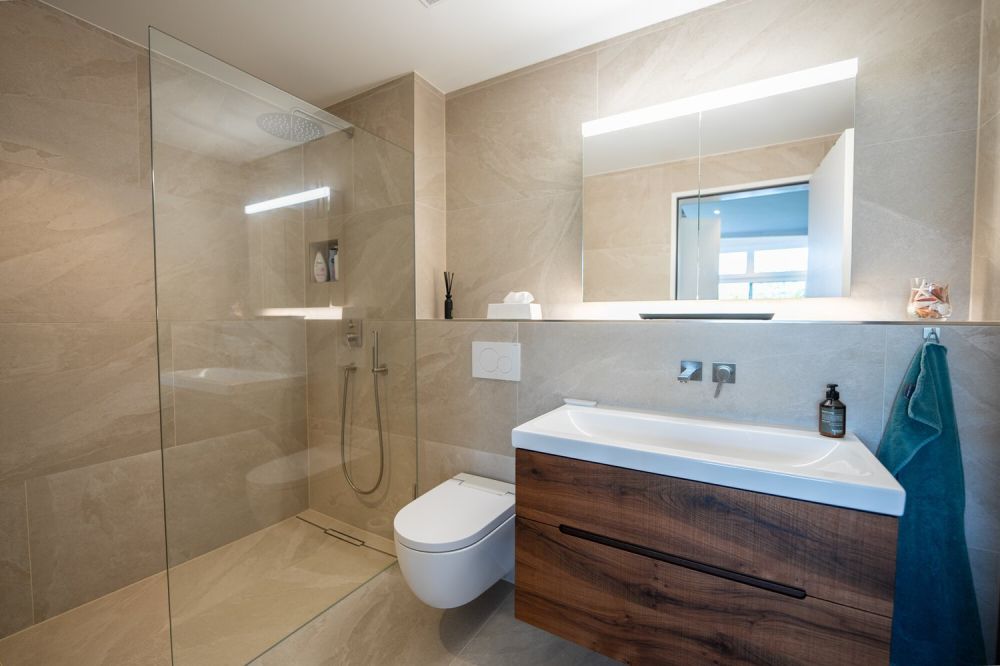3.5 Zimmer Attikawohnung mit zwei Einstellhallenplätzen - Badezimmer mit Regendusche und Dusch-WC
