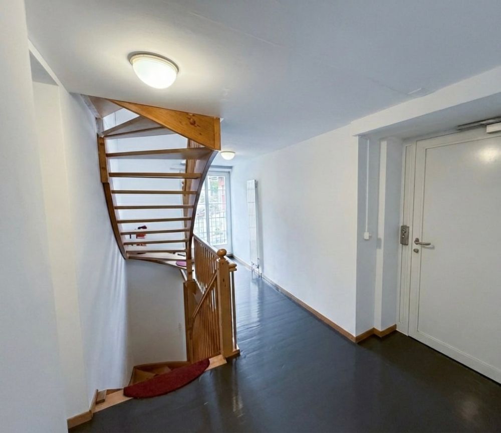 Neu renoviertes Bauernhaus mit 6.5 Zimmern und grosszügigem Garten - Treppenaufgang / Liftzugang OG