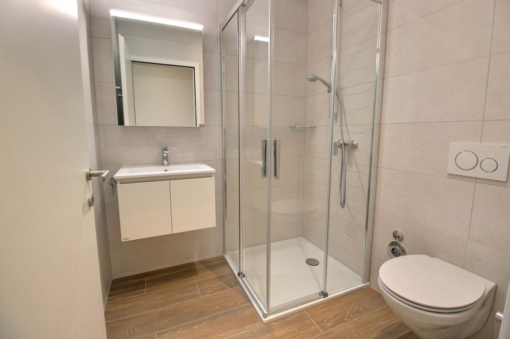5.5 pièces neuf au 2ème étage ! - Salle de douche