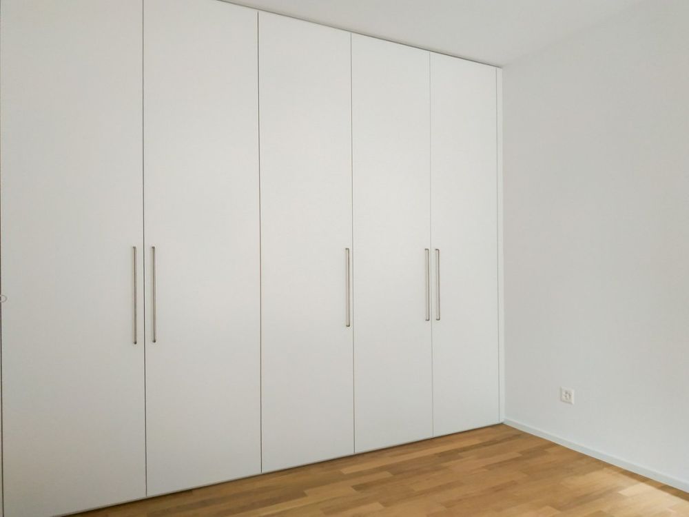 Alltersgerechte, helle 2.5 Attika-Wohnung - Einbauschränke
