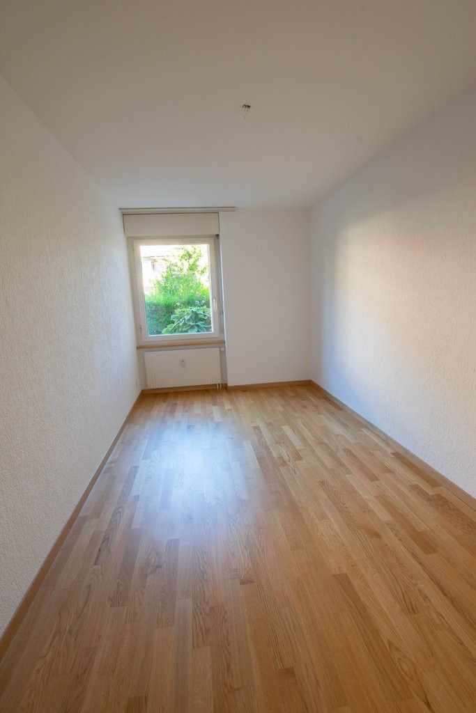 Befristete 4.5-Zimmer-Erdgeschosswohnung mit 2 Sitzplätzen - Zimmer