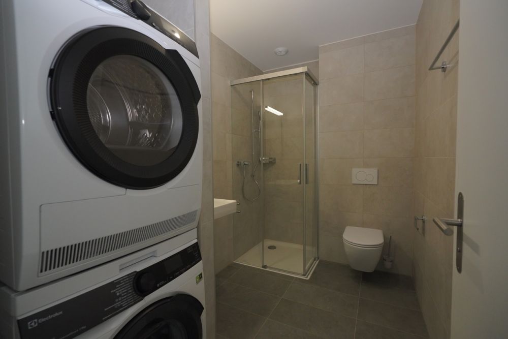 APPARTEMENT 2.5 PIÈCES À LOUER AU CENTRE DE SIERRE - Salle de douche avec colonne de lavage