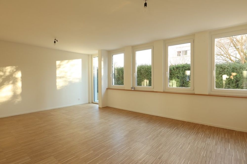 Helle Wohnung mit Gartensitzplatz und Waschturm nach Erstbezug - Wohnzimmer