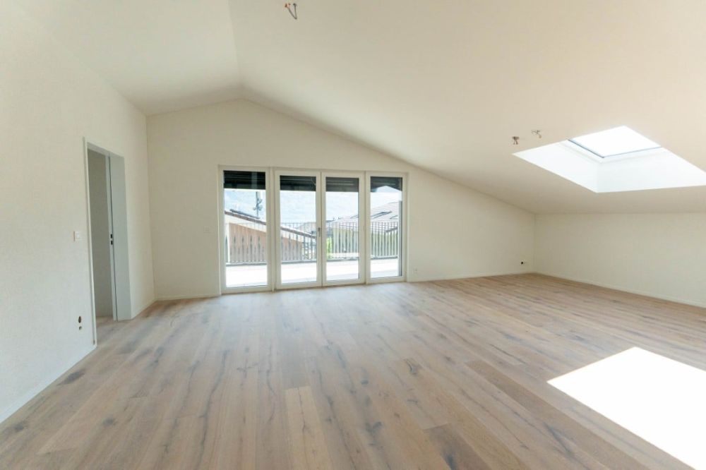 Helle, neue luxuriöse 3½ Zimmer Wohnung (E7) im DG mit grossem Balkon - Bild 4