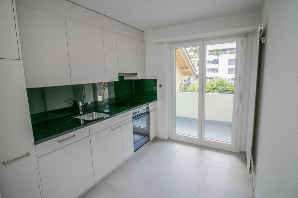 Erstbezug nach Sanierung: Familienwohnung im Zentrum von Oberuzwil - Küche inkl. Balkon